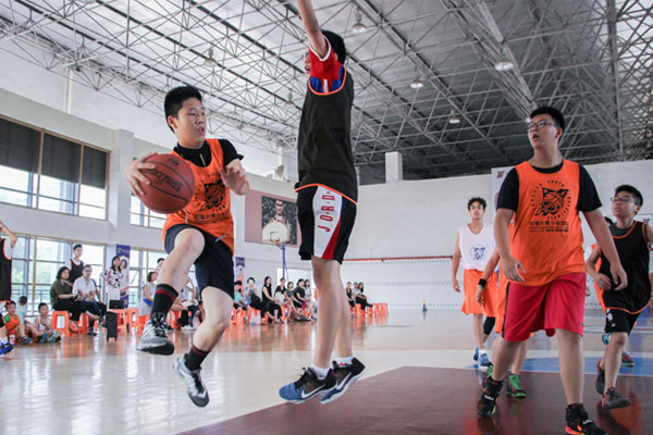 广州暑期篮球夏令营让孩子多运动，强体能